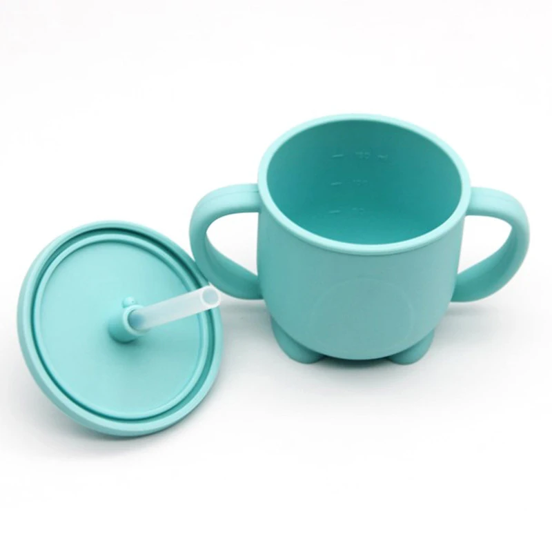 Taza de silicona para bebé en posición lateral