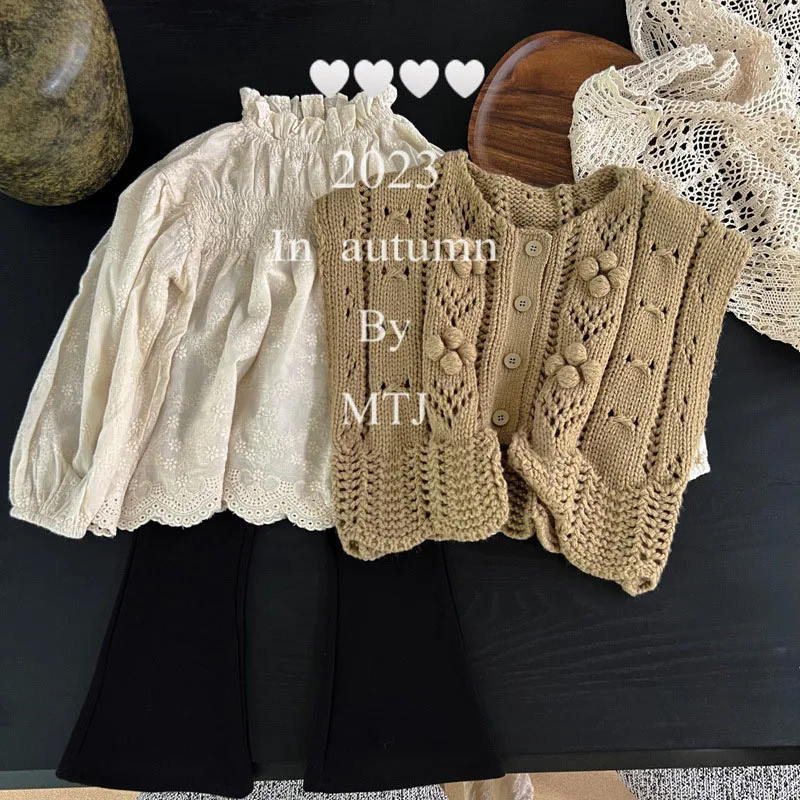 Vista frontal de la blusa infantil con encaje