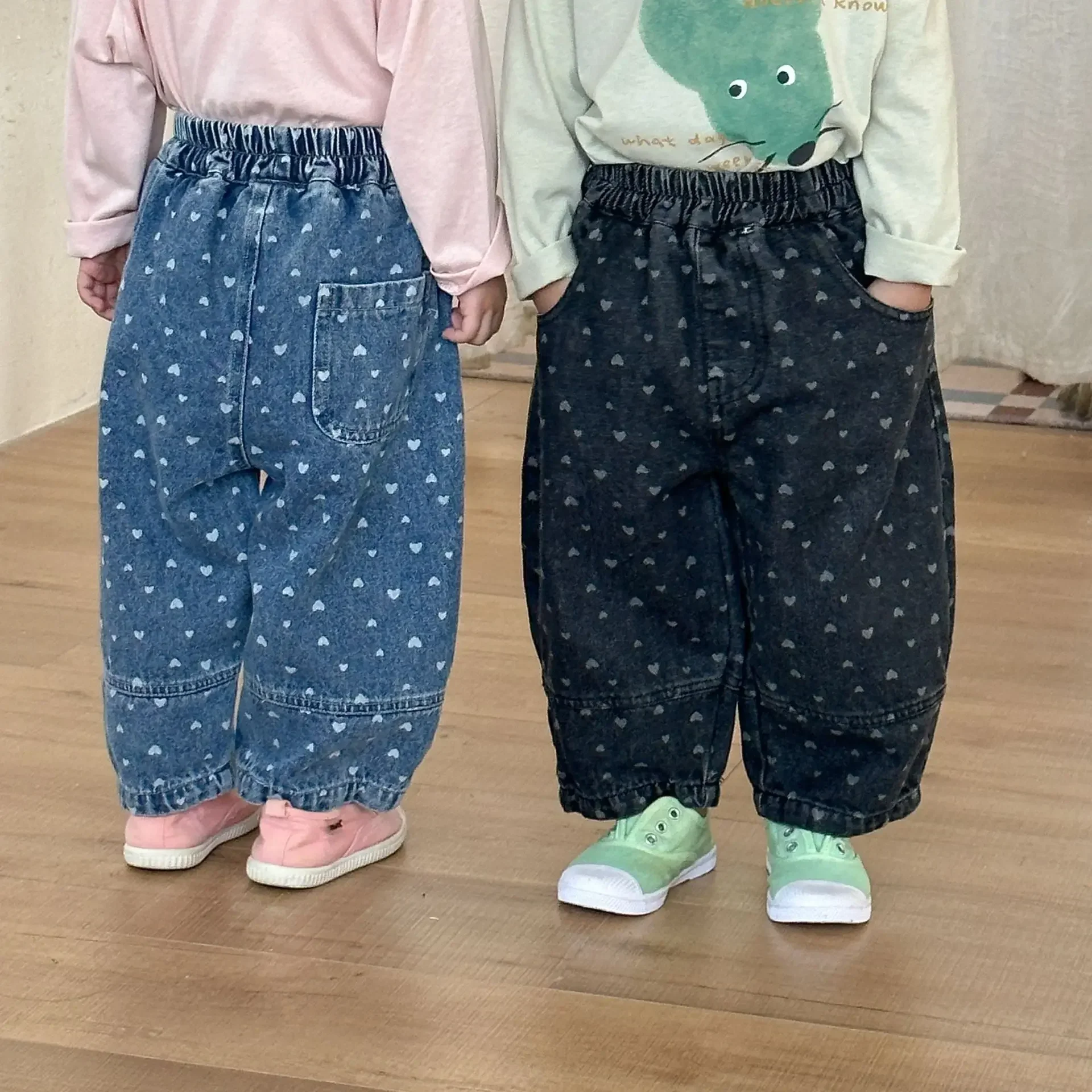 Vaqueros sueltos de primavera para niños con estampado corazones - imagen 3