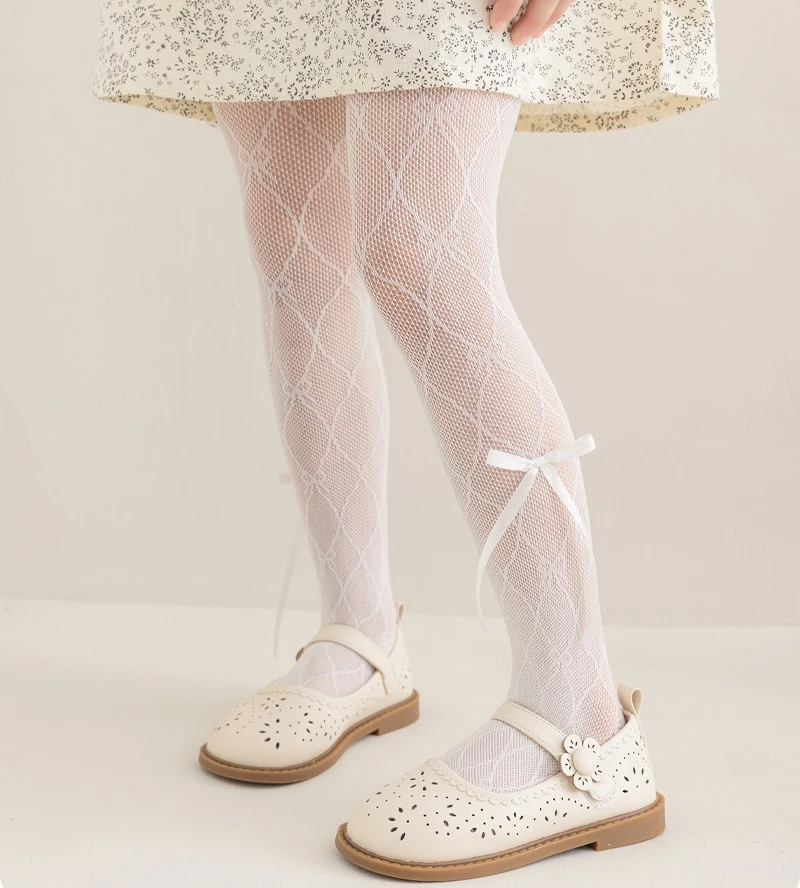 Medias de malla con lazo en diseño infantil