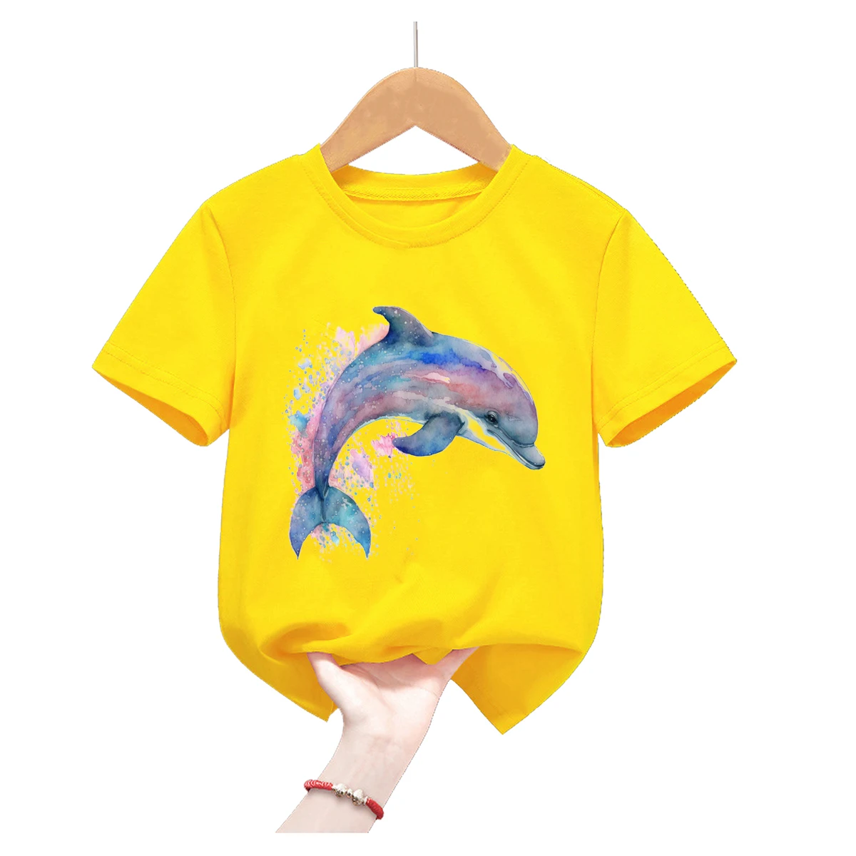 Vista de la camiseta en un look infantil