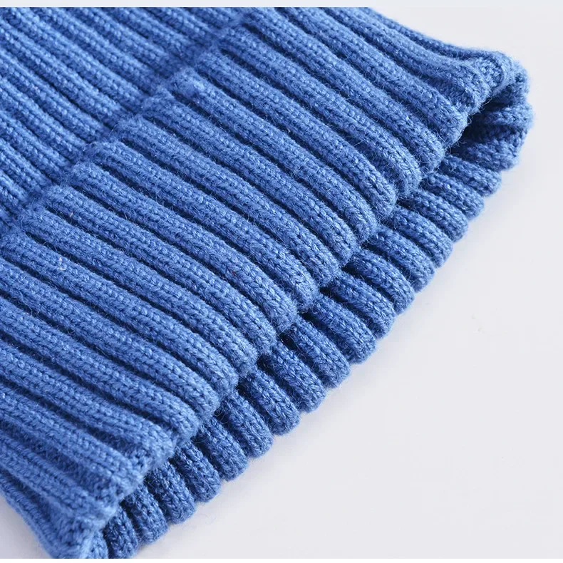 Variedad de colores de gorros de punto para bebés