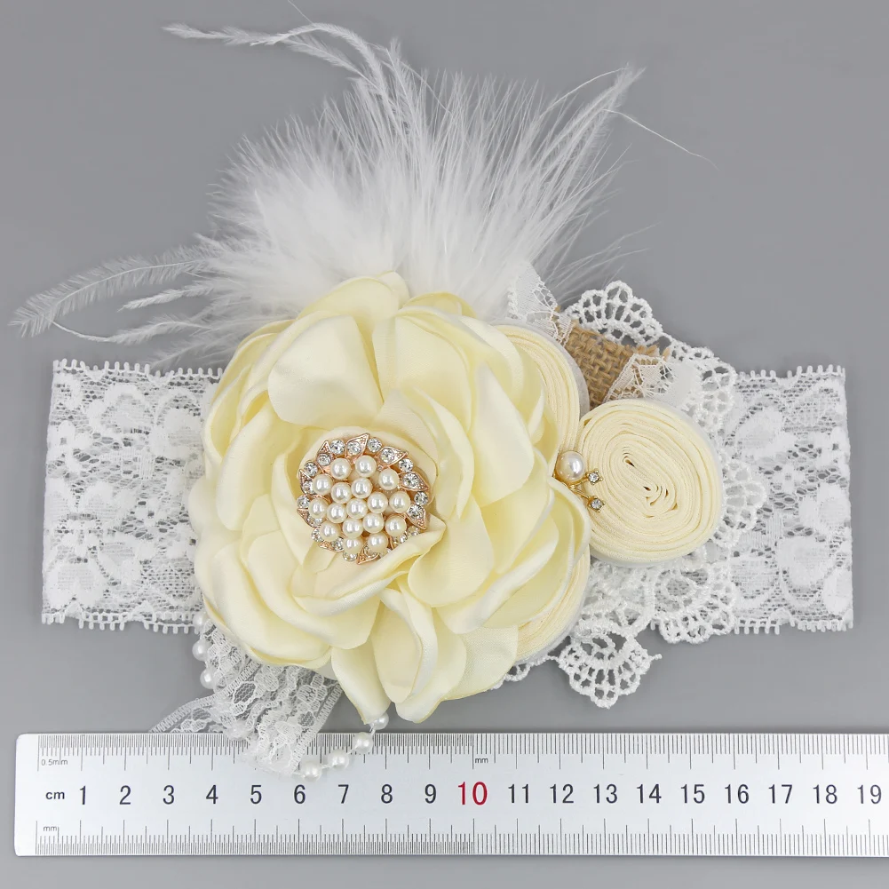 Diadema floral vintage con plumas y perlas para niña - imagen 5