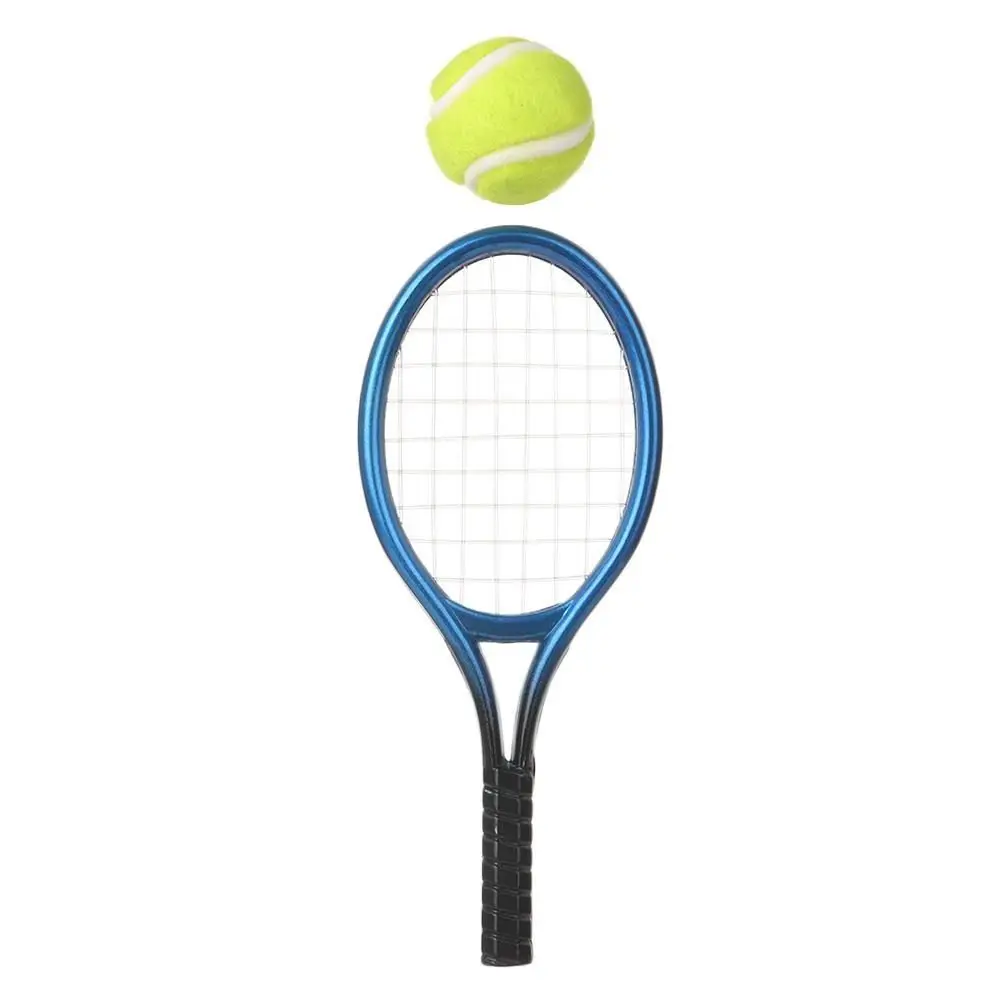 Bola de tenis y bolsa en miniatura - vista de detalle
