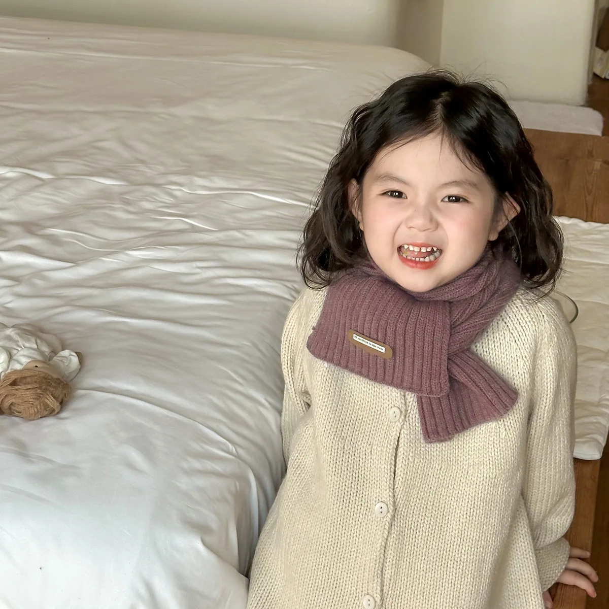 Niña luciendo bufanda de lana estilo coreano