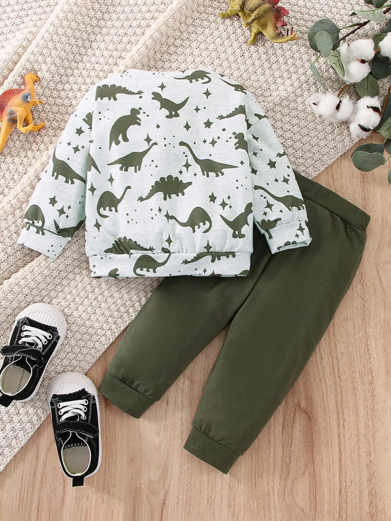 Conjunto bebé verde militar con dinosaurios - imagen 3