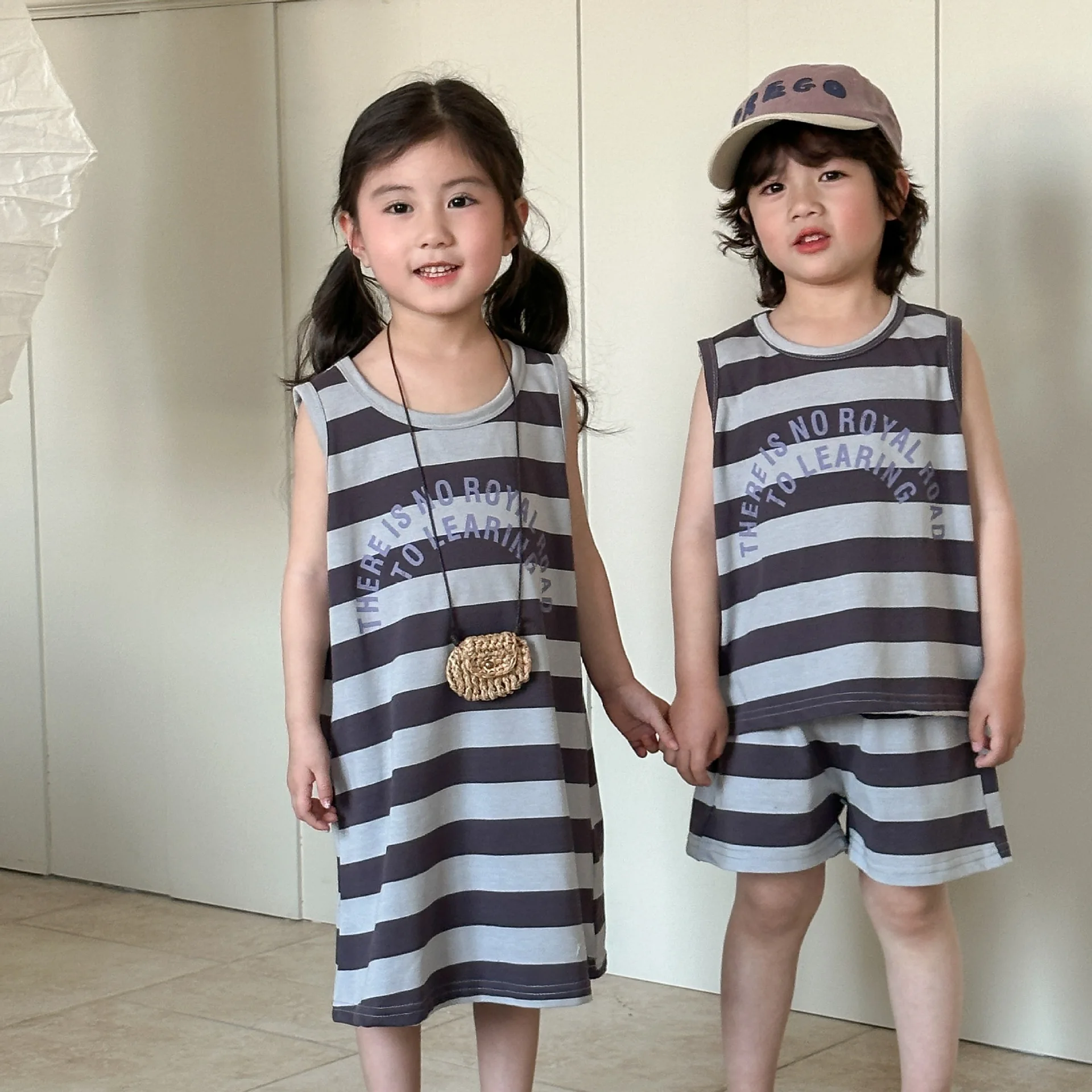 Conjunto deportivo de verano a rayas para niñas con chaleco - imagen 2
