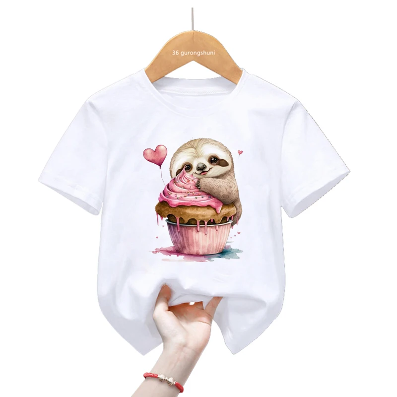 Niña usando la camiseta con shorts