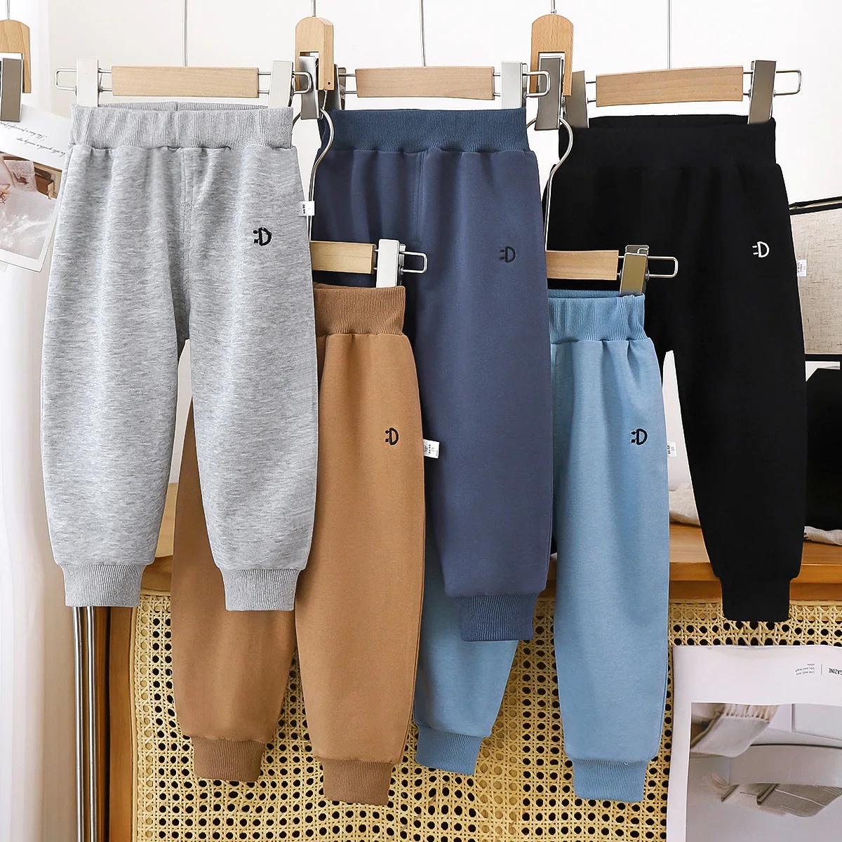 Pantalones deportivos de tela con bandas elásticas para niños - imagen 2