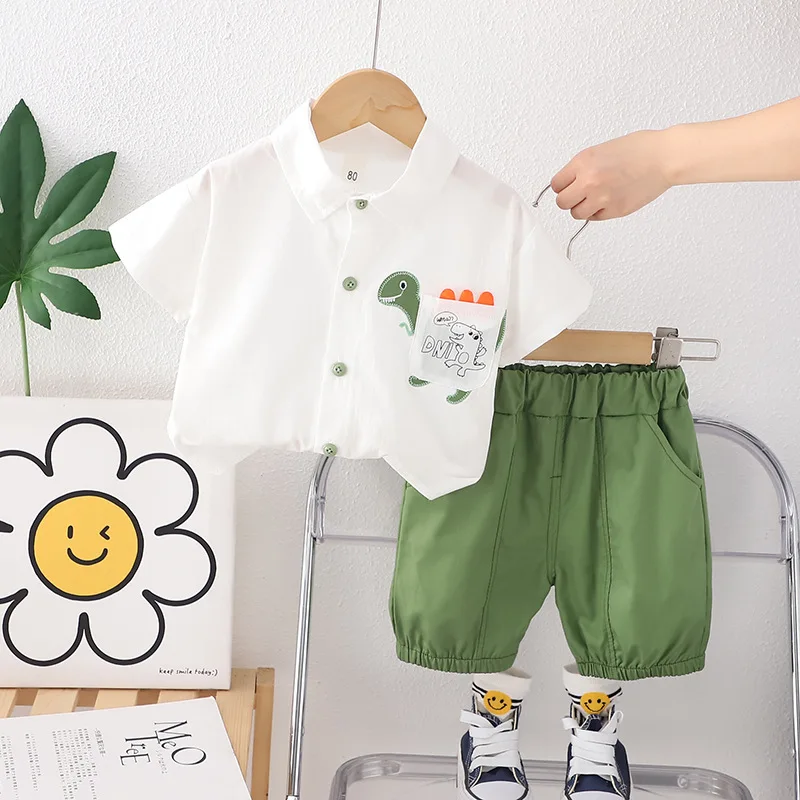 Detalle de la camisa y los shorts