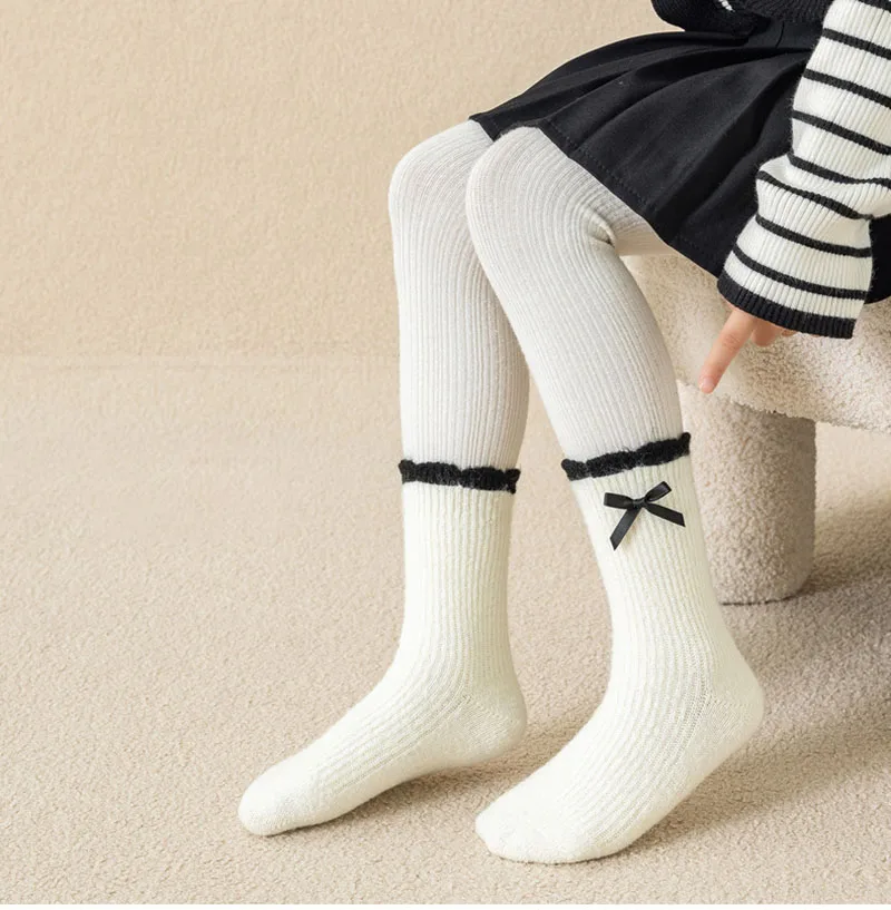 Calcetines infantiles con lazo en tubo, vista lateral