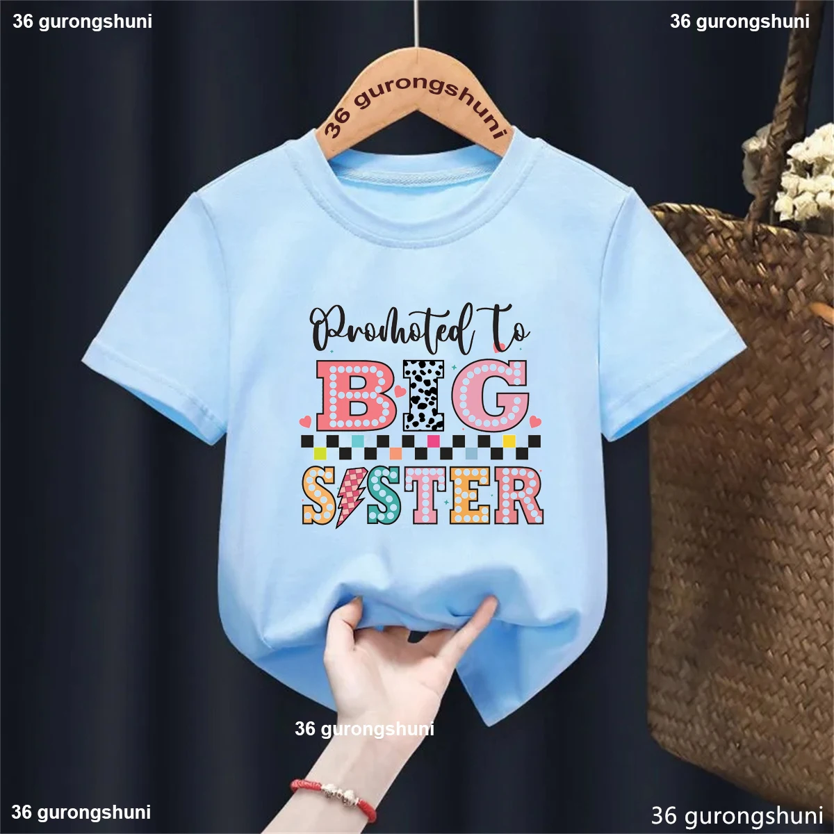 Detalle del estampado de leopardo en la camiseta
