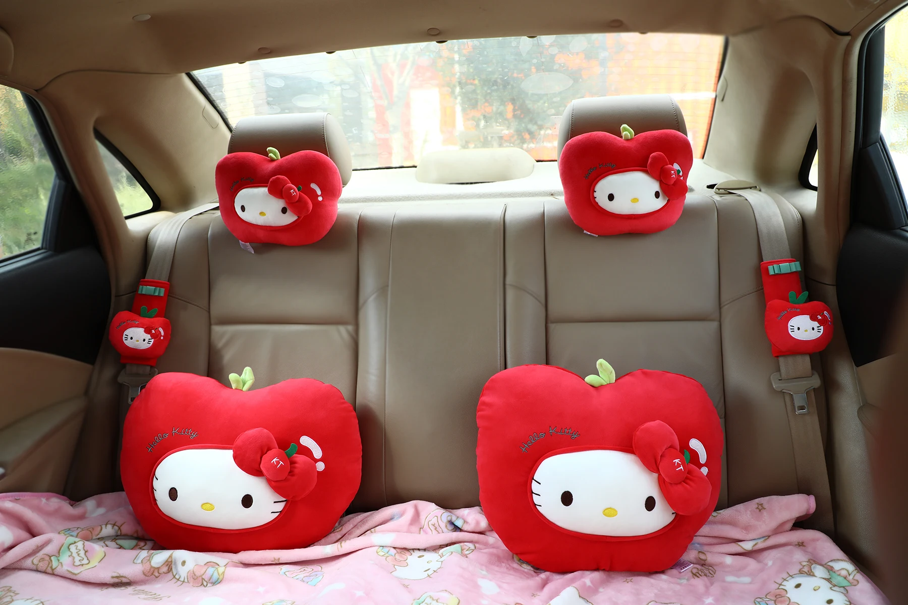 Cojín trasero decorativo en coche