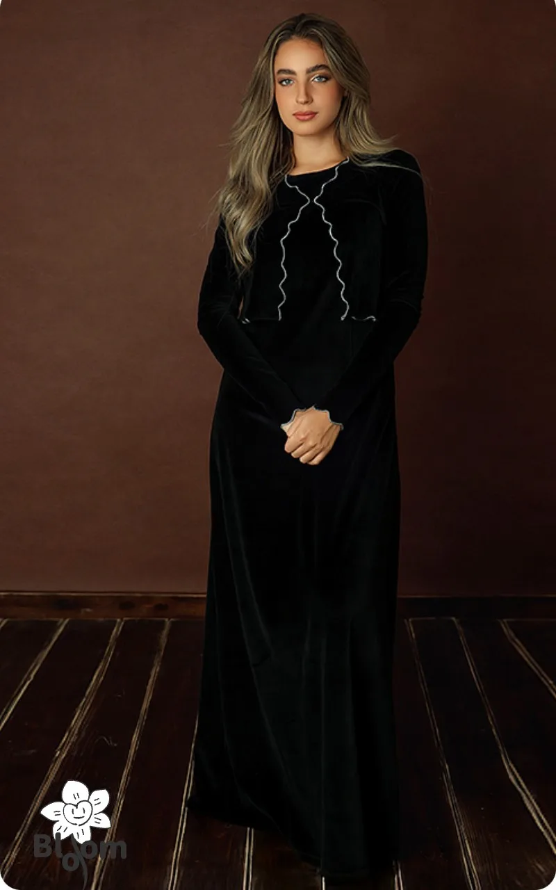Vestido maxi elegante negro de terciopelo y satén
