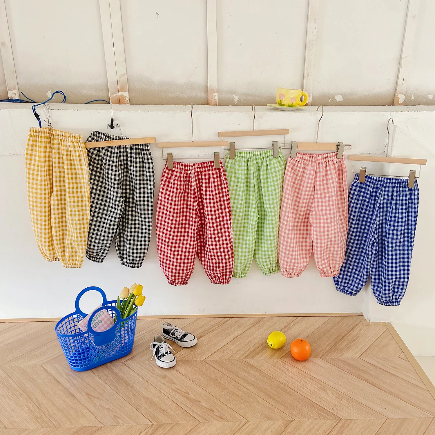 Pantalones a cuadros a la moda para niñas en estilo bombacho