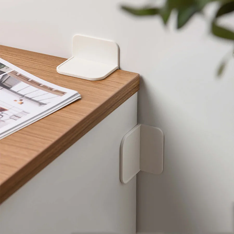 Anclajes adhesivos instalados en mueble