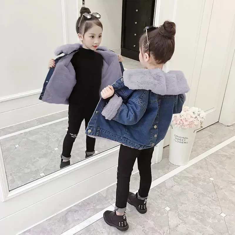 Chaqueta vaquera acolchada para niñas en detalle