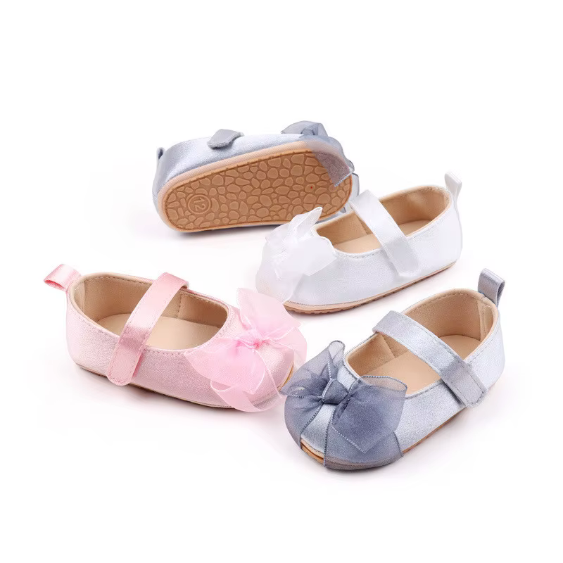 Zapatos de bebé color gris con lazo rosa