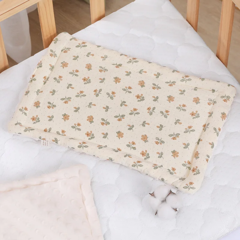 Almohada antivómitos plana de terciopelo para recién nacido–dibujos
