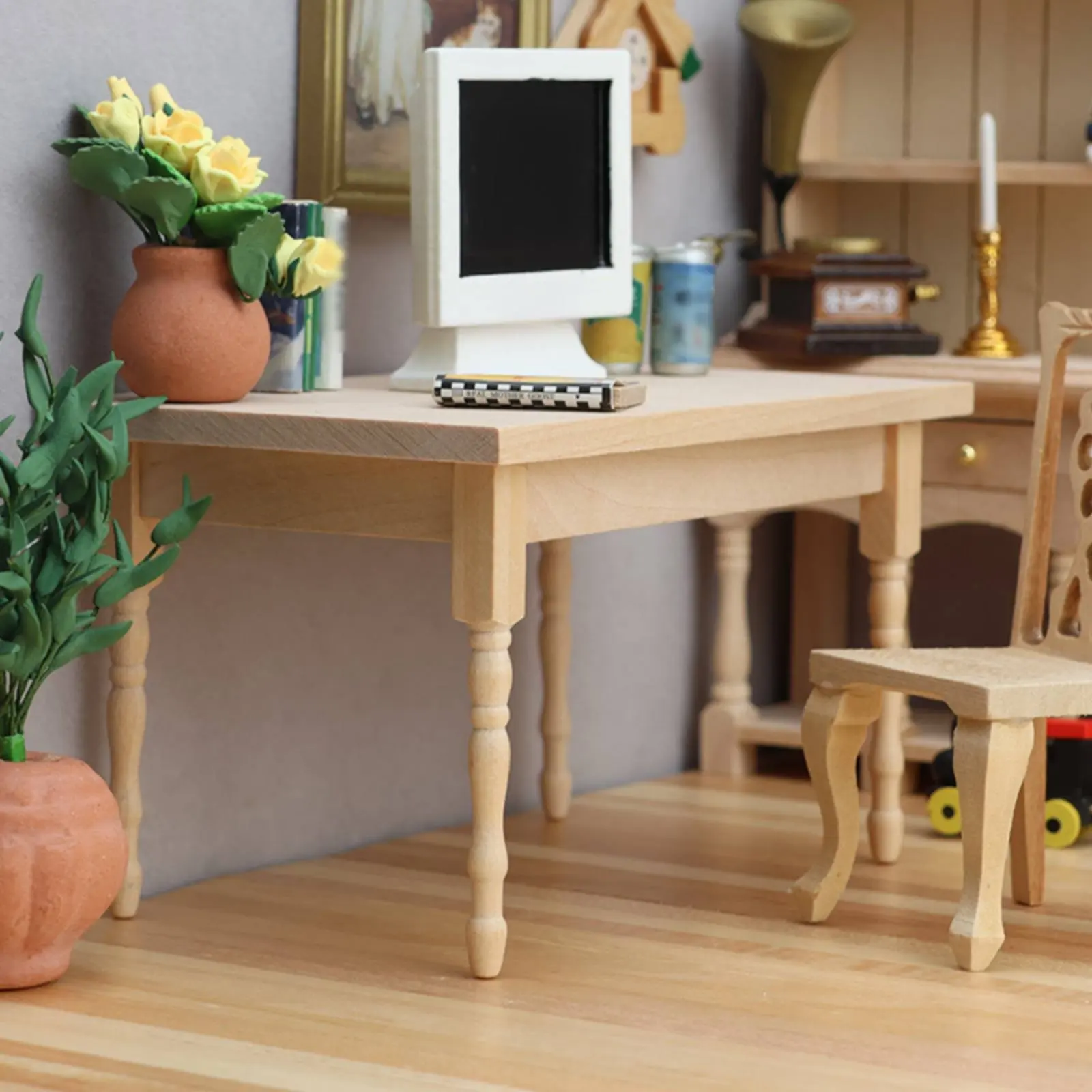 Mesa miniatura de madera para casa de muñecas – escritorio artesanal - imagen 3