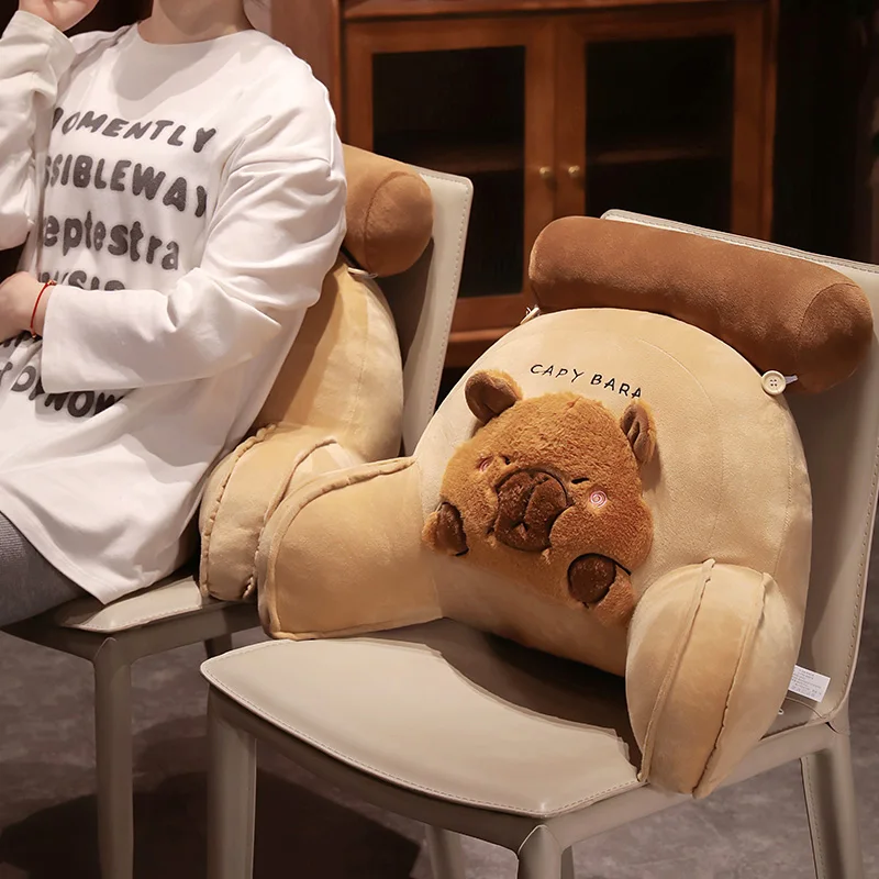 Capibara plush utilizado como respaldo en cama infantil