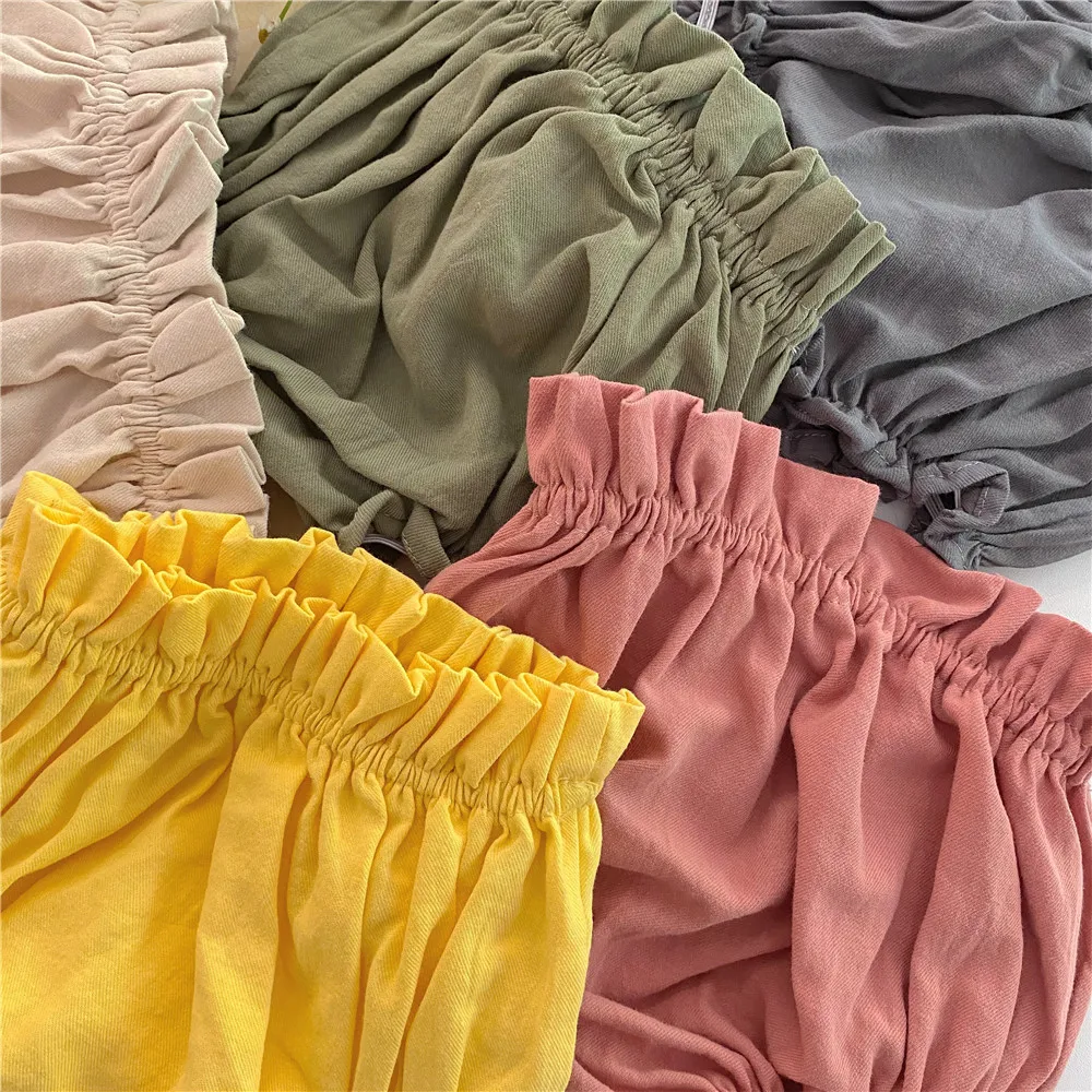 Bebé con bloomers de lino en exterior