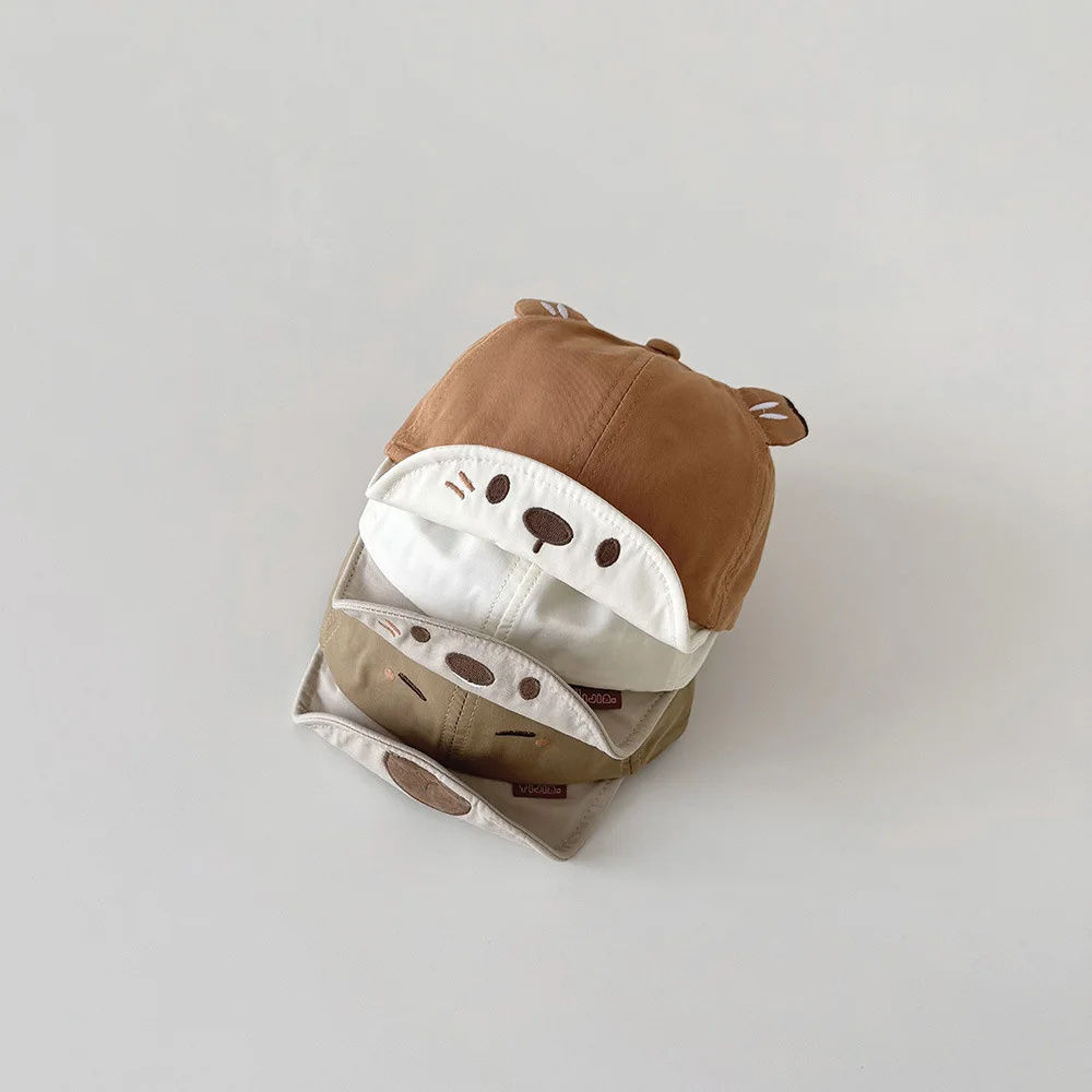 Detalle de las orejas y el diseño de oso en la gorra