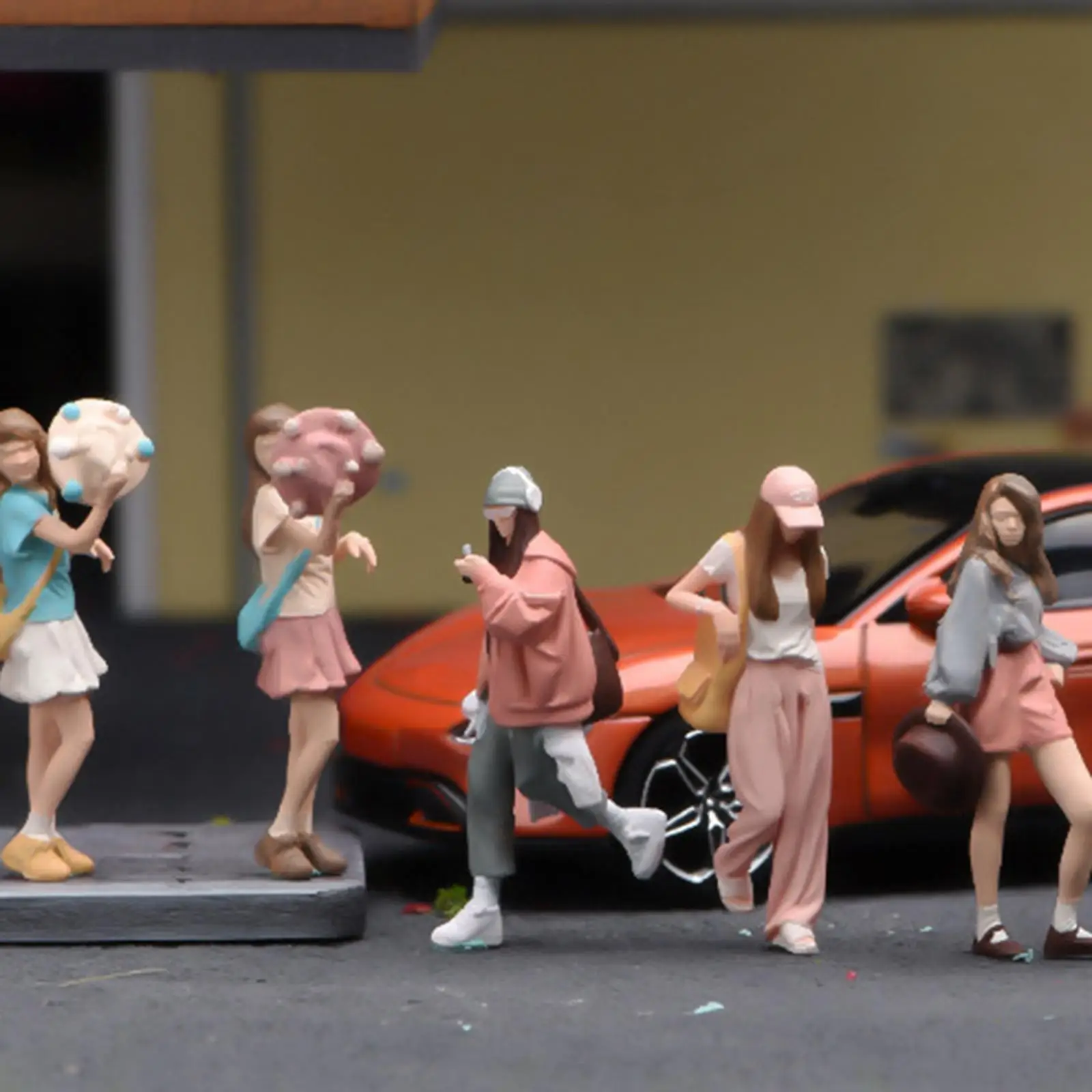 Figura de niña en miniatura pintada a mano para decorar - imagen 2