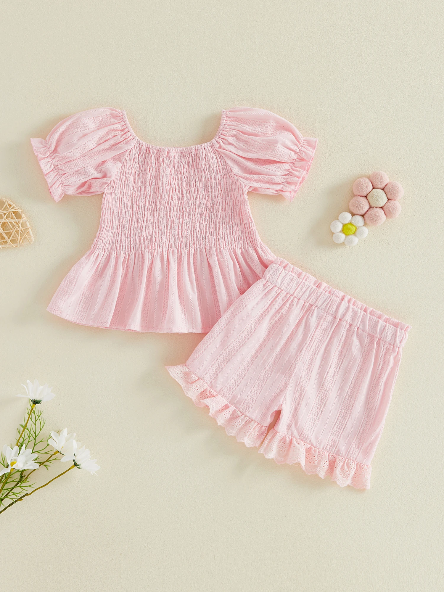 El conjunto puesto en una niña, ideal para uso diario en verano