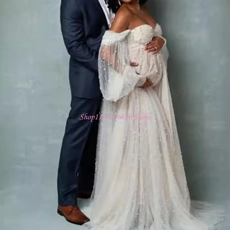Vestido blanco de maternity con hombros descubiertos en sesión fotográfica