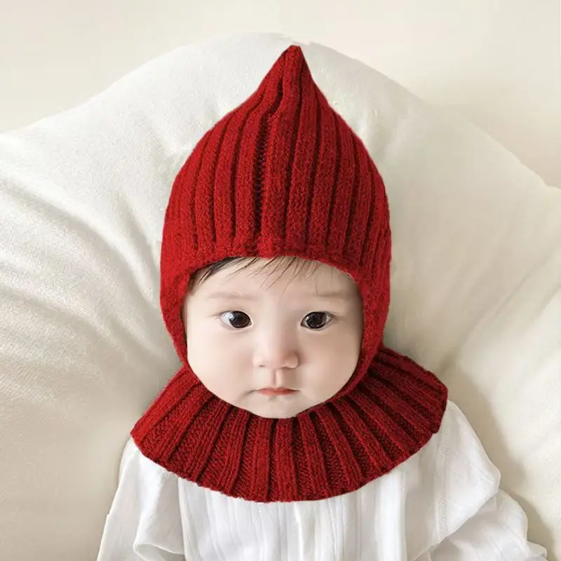 Gorro y bufanda integrados en color rojo festivo
