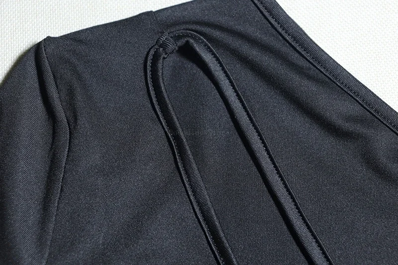 Detalle del diseño calado y espalda descubierta