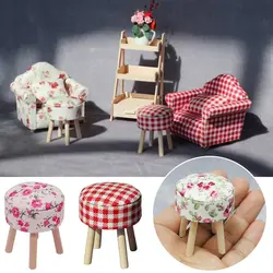 Taburete en miniatura de madera para casa de muñecas
