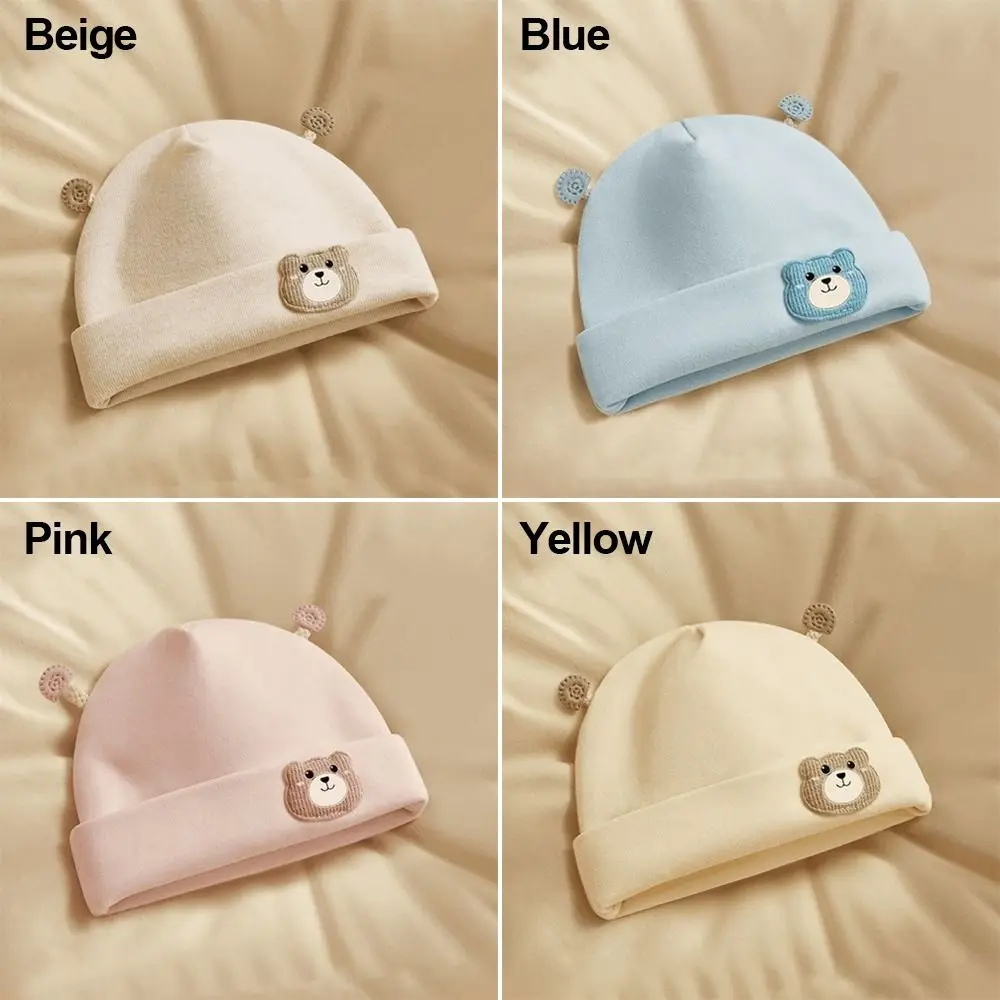 Bebé usando el gorro en entorno exterior