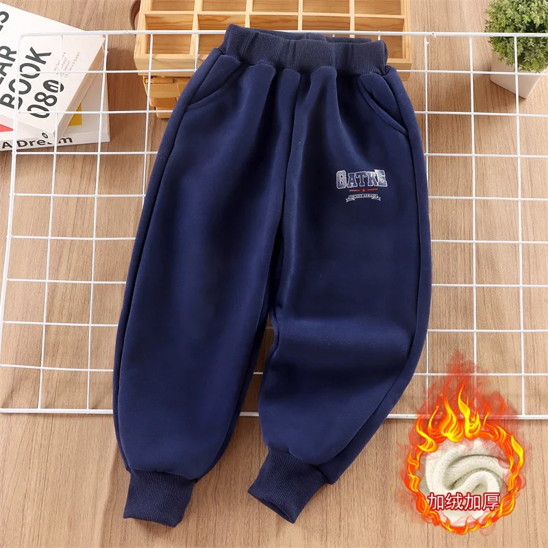 Detalle del pantalón y ajuste cómodo