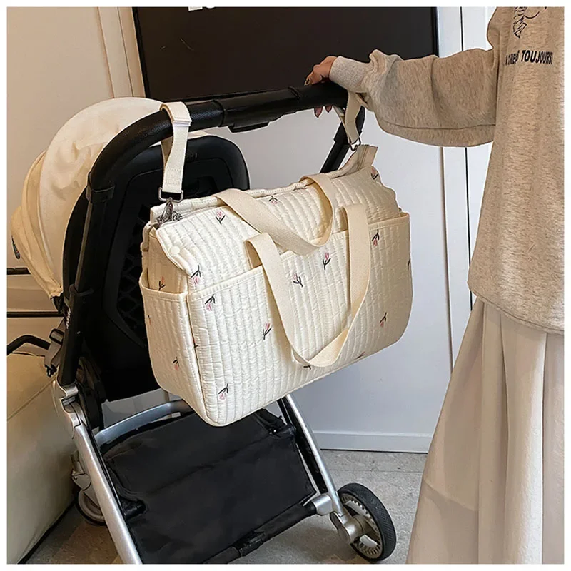 Bolsa de pañales gran capacidad para cochecito con osito bordado oliva - imagen 4