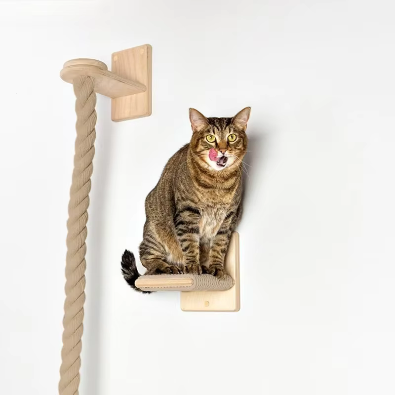 Poste rascador de pared en madera natural con cuerda sisal - imagen 3