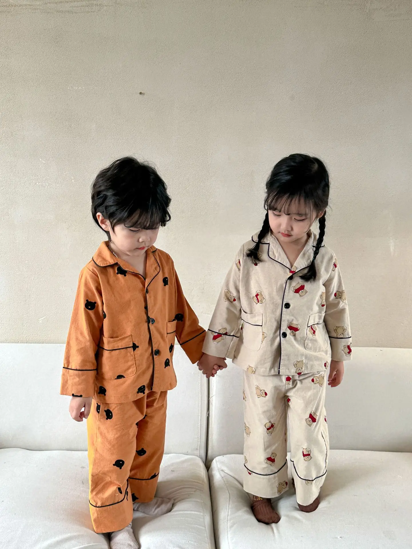 Conjunto de pijama infantil con estampado colorido