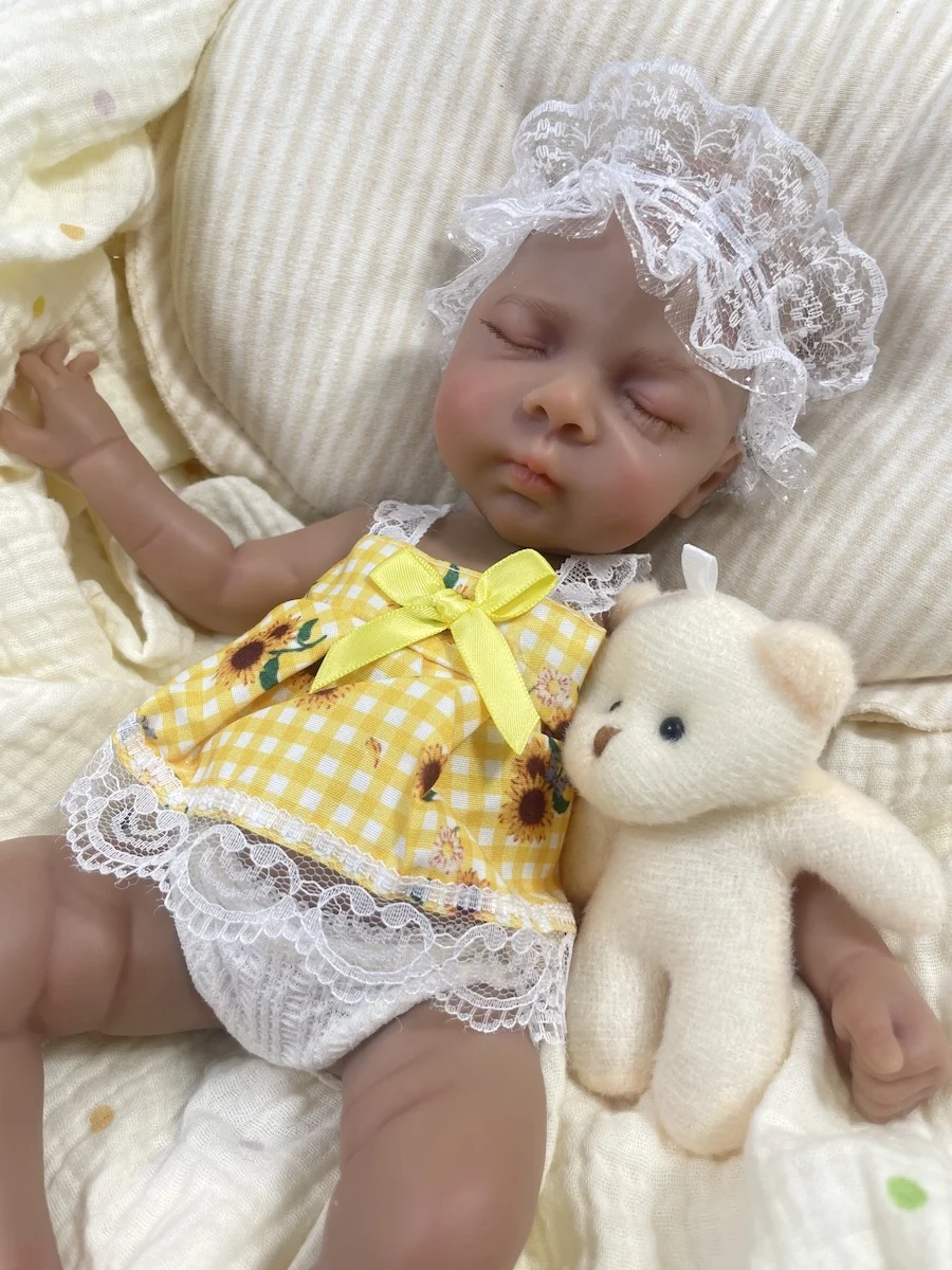 Muestra frontal de la muñeca Luna con ropa incluida