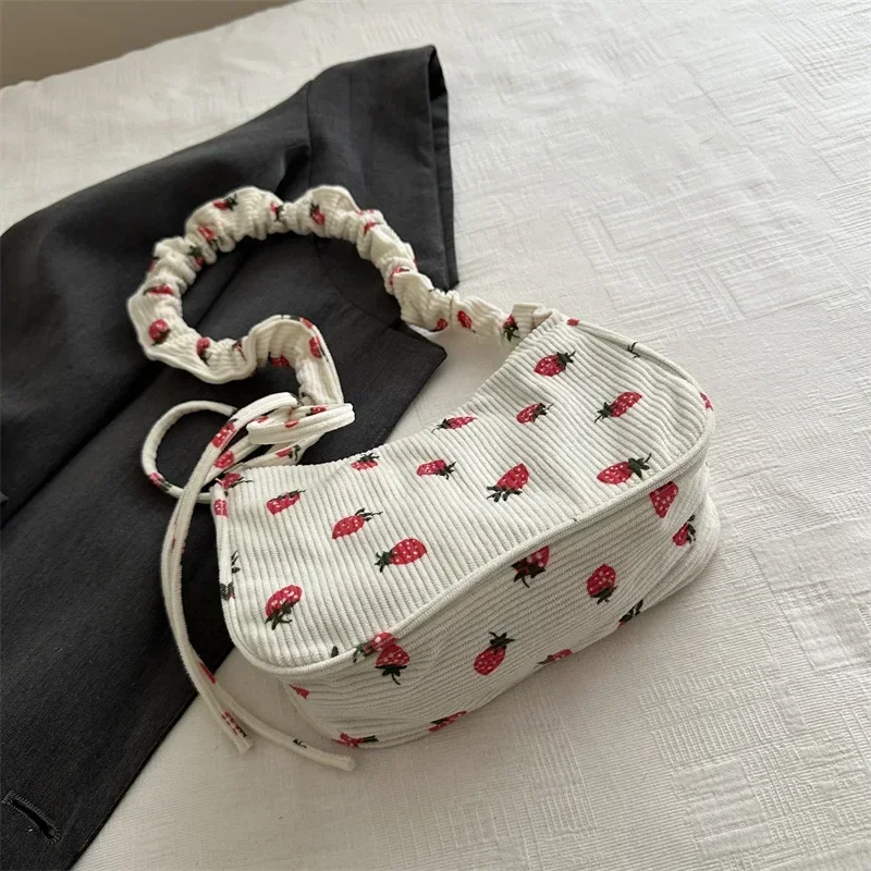 Bolso bandolera de pana con fresa y media luna estilo mini - imagen 2