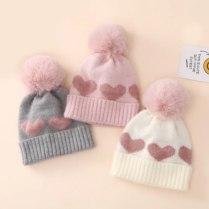 Gorro de punto invernal para bebé con pompón y corazón - imagen 3