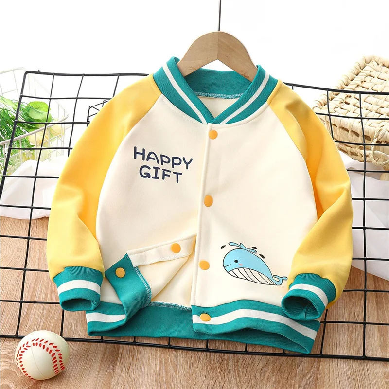 Chaqueta de béisbol infantil en uso