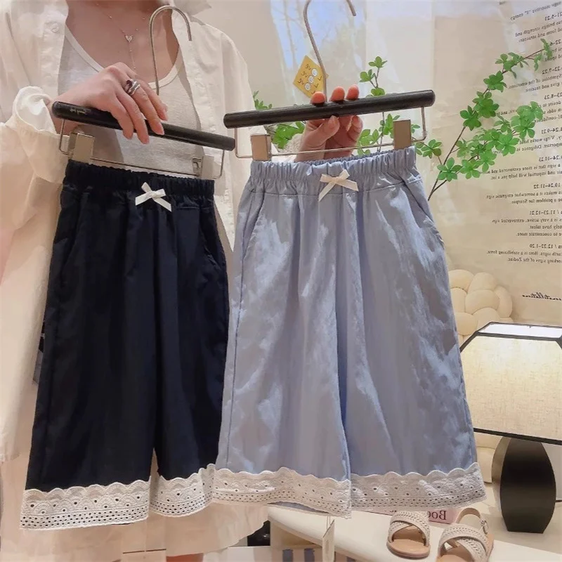 Detalle del tejido con encaje de pantalones infantiles
