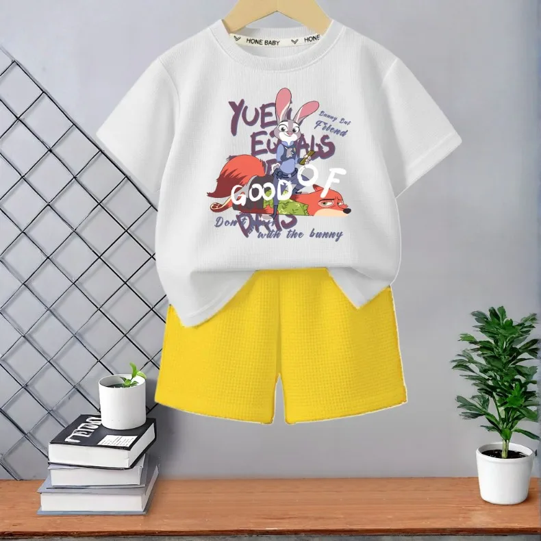 Detalle frontal de la camiseta de cuello redondo y manga corta del conjunto infantil