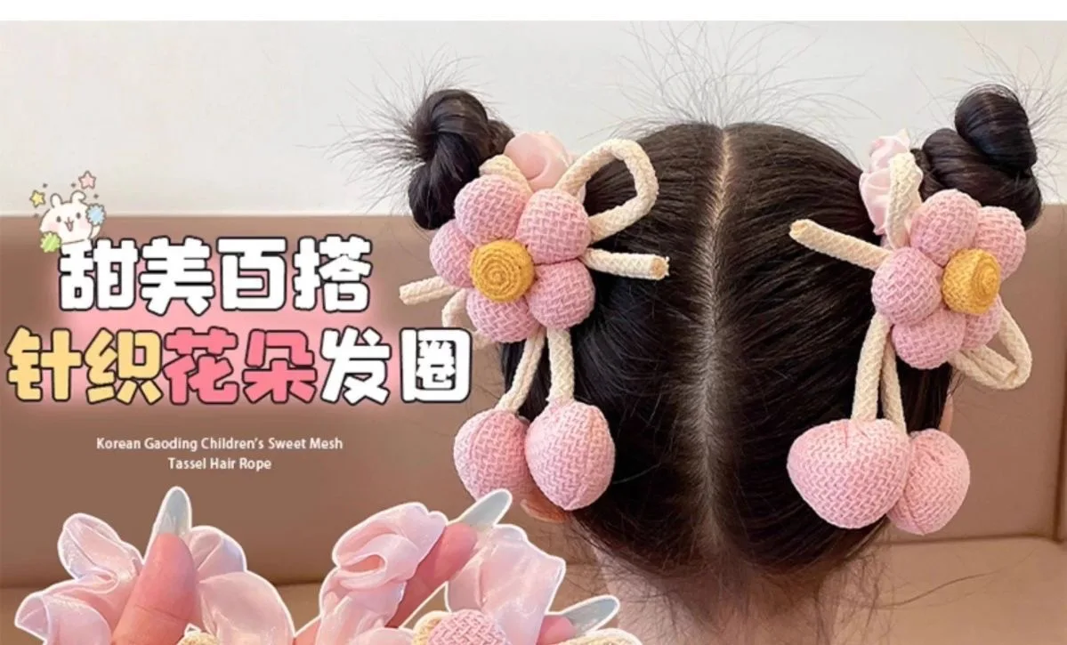 Cuerda para el pelo con bola tipo scrunchie y diseño floral