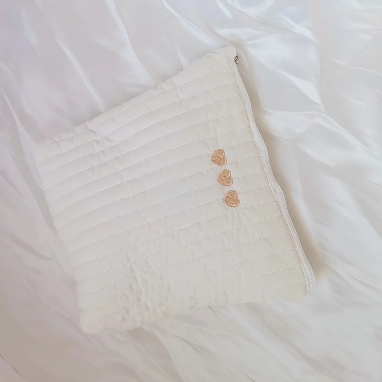 Detalle del bordado de amor