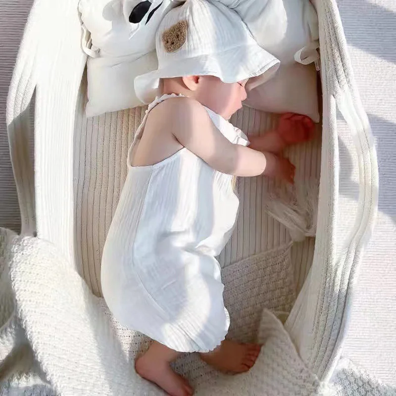 Detalle del gorro del conjunto para bebé