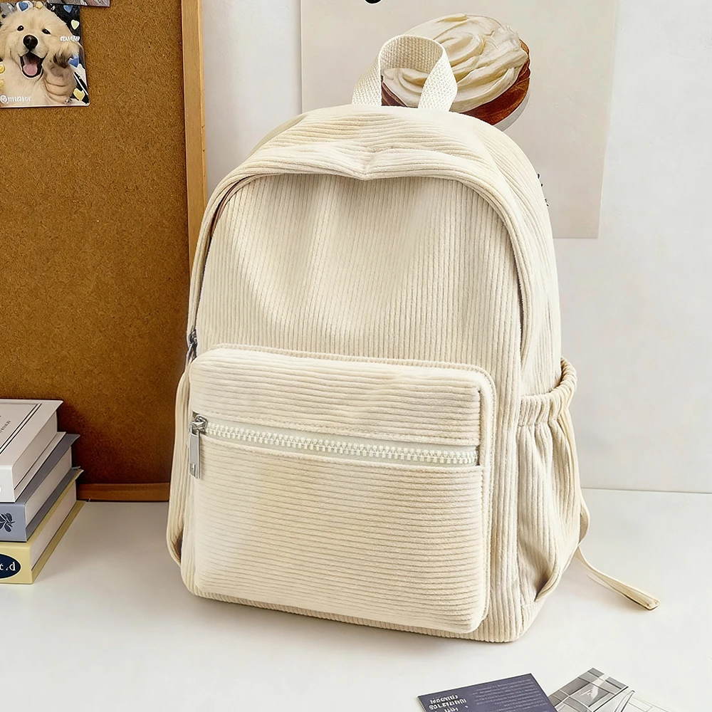 Mochila de pana en uso cotidiano