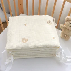 Protector de cuna acolchado con bordado oso y conejo