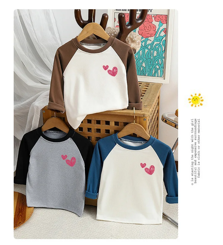 Detalle del estampado de corazón y textura del tejido